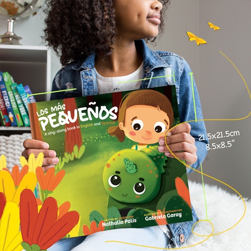 Niña sosteniendo el libro ilustrado infantil Los más pequeños de Nathalia Palis, ilustrado por Gabriela Garay