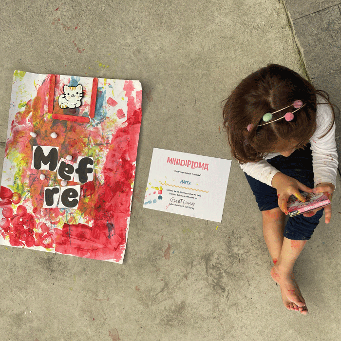 Fantástico collage final de colores primarios hecho por la pequeña y brillante de 3 años. Un trabajo lleno de vida y creatividad pura.